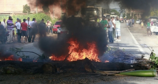 Manifestação interdita rodovia em Santa Cruz