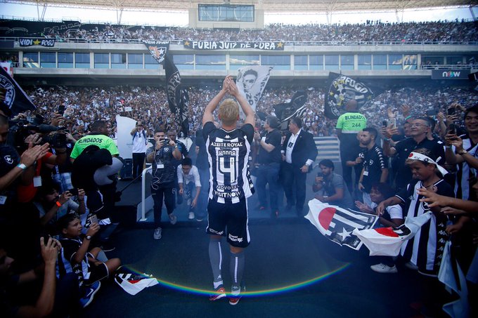 Botafogo: Repórter japonesa famosa na seleção brasileira ajudou na  apresentação de Honda