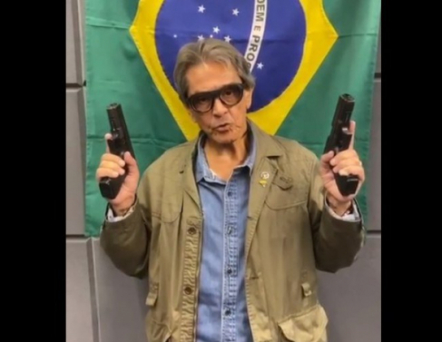 Ex-deputado Roberto Jefferson em vdeo que ameaava instituies brasileiras. 