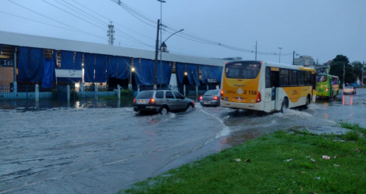 Alagamento na descida da ponte Leonel Brizola