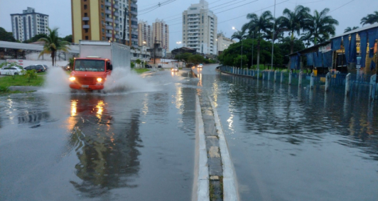 Alagamento na descida da ponte Leonel Brizola