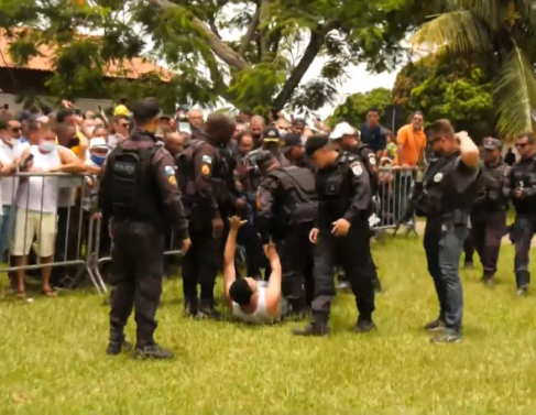 Homem detido por tentar jogar ovo em Bolsonaro