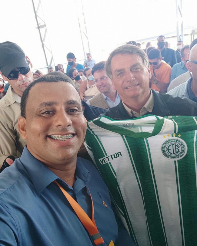 Bolsonaro presenteado com camisa do E. C. Barcelos