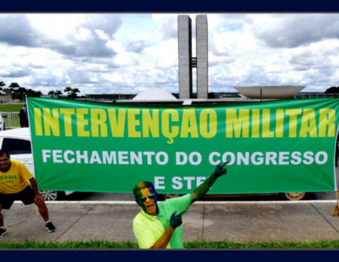 Na Esplanada dos Ministérios, em manifestações de rua de 2021, manifestantes pró-Bolsonaro pedem intervenção militar e fechamento do Congresso Nacional e do Supremo