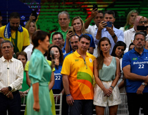 Presidente da Câmara, Arthur Lira, em evento de campanha de Bolsonaro. Vestindo a camisa do bolsonarismo, literalmente. 