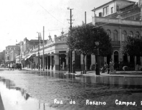 Registro de cheia no centro de Campos