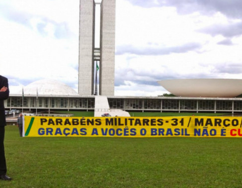 Bolsonaro, enquanto deputado, posa para foto com faixa em defesa do golpe militar de 64 