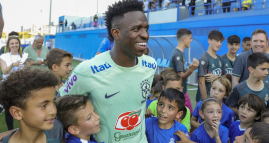 Vinícius Junior com crianças em treino na quarta-feira (14)