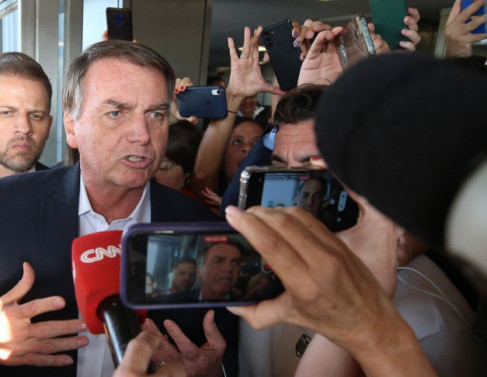 Ex-presidente Jair Bolsonaro na saída do Senado federal