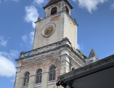 Torre do relógio, inspirada no mercado de Nice, na Riviera Francesa, exatamente ao centro de dois pavimentos térreos. 102 anos do Mercado Municipal de Campos dos Goytacazes 