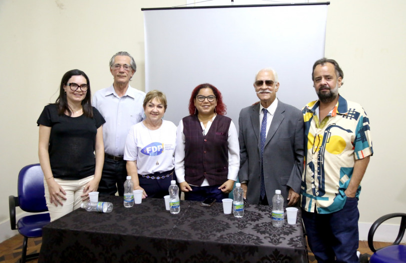 Mesa em homenagem a Hélio de Freitas Coelho