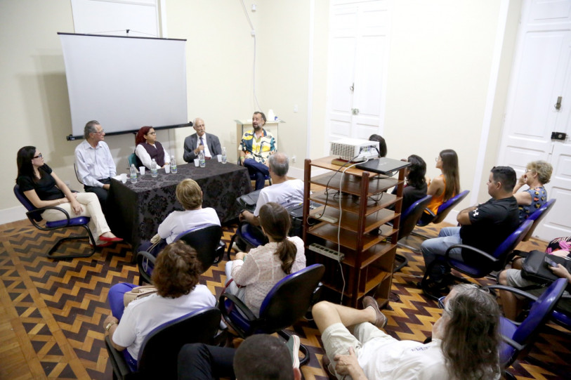 Mesa em homenagem a Hélio de Freitas Coelho