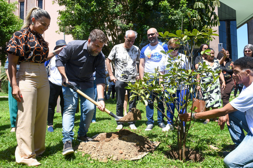 Plantio de mudas no Trianon