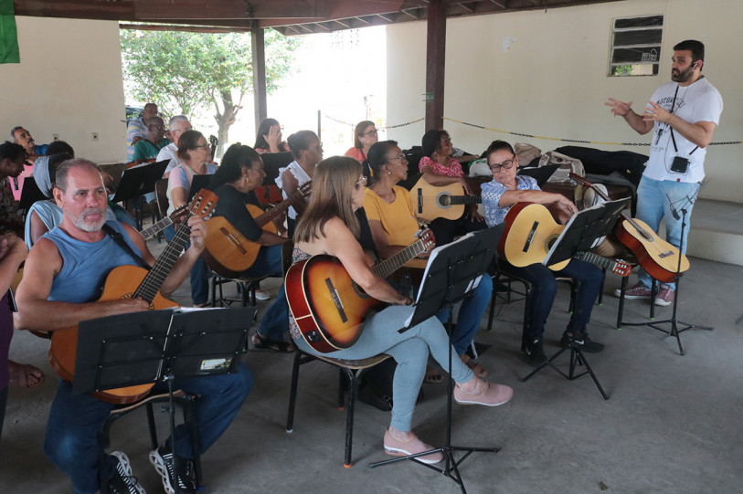 Idosos ensaiando para a apresentação 