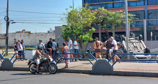 Capotagem na 28 de Maro (Foto: Leitor Pedro Matias)