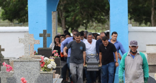 Sepultamento de Franquis Arêas (Foto: Genilson Pessanha)