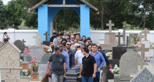 Sepultamento de Franquis Arêas (Foto: Genilson Pessanha)