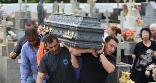 Sepultamento de Franquis Arêas (Foto: Genilson Pessanha)