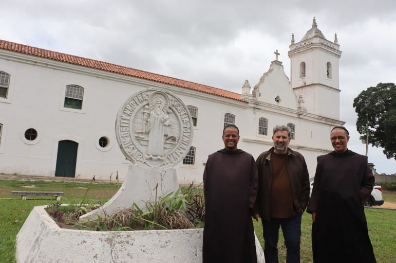 Edvar Júnior entre Dom Inácio e Dom João Crisóstomo