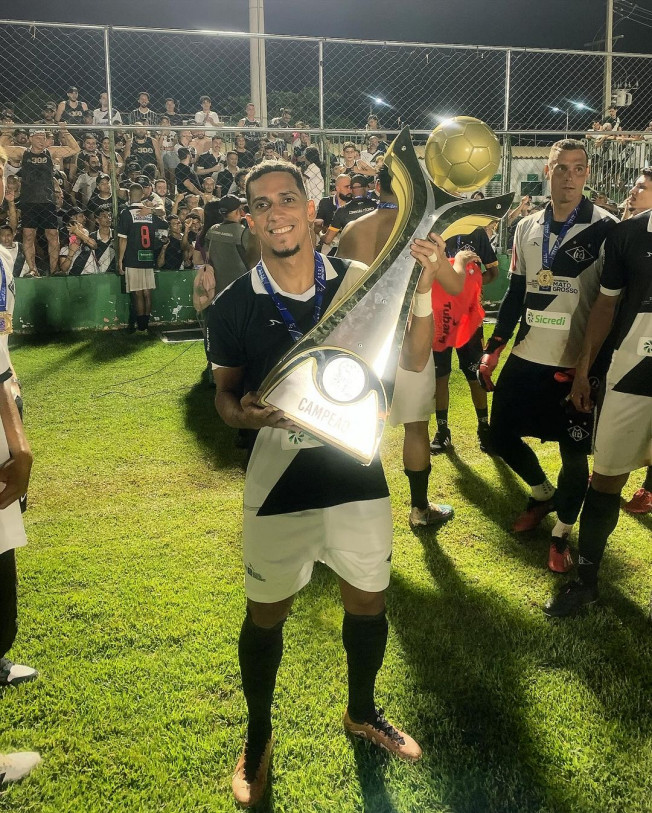 Almir com o troféu conquistado pelo Mixto