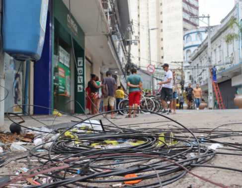 Fiao segue espalhada aps incidente com caminho, no Centro