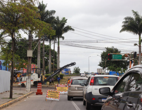 Obras na Avenida XV deixa trnsito lento na Rocha Leo (Foto: Genilson Pessanha)