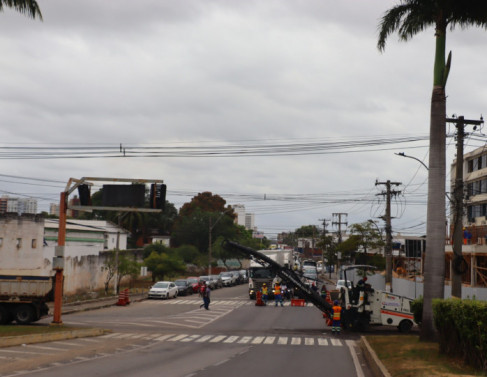 Obras na Avenida XV deixa trnsito lento na Rocha Leo (Foto: Genilson Pessanha)