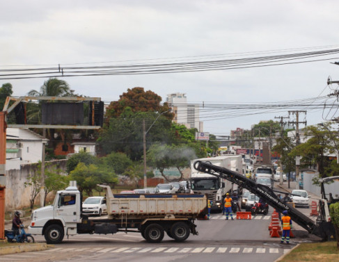 Obras na Avenida XV deixa trnsito lento na Rocha Leo (Foto: Genilson Pessanha)