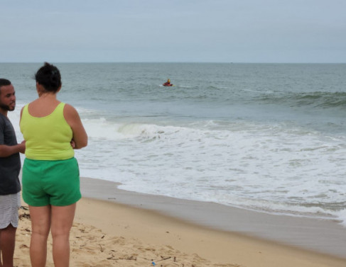 Bombeiros buscam por jovem que desapareceu no mar de Farol