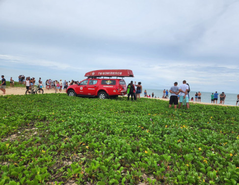 Bombeiros buscam por jovem que desapareceu no mar de Farol