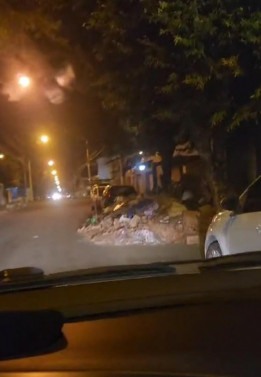 Acúmulo de lixo na rua Carlos Lacerda, em Campos