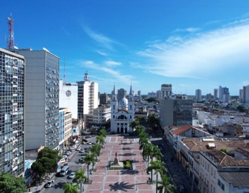 Centro de Campos dos Goytacazes - prédios históricos desapareceram e a praça principal foi descaracterizada. 