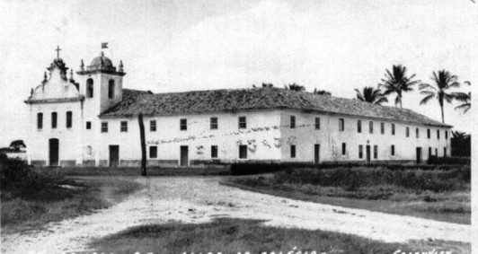 Solar do Colégio, prédio que hoje abriga o Arquivo Público de Campos foi restaurado pela Uenf nos anos 1990 para ser uma Escola de Cinema. Construído pelos jesuítas, foi sede de uma enorme fazenda em Campos