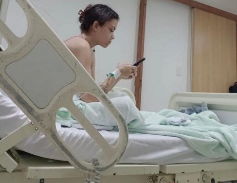 Fotos de Ana Carolina no hospital. Arquivo pessoal. 