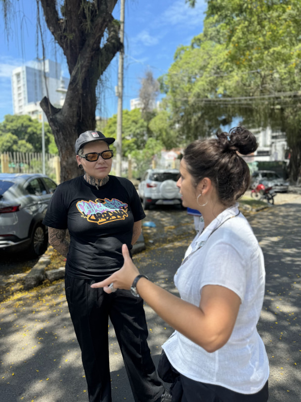 Anna Franthesca sendo entrevista por representante do Observatório das Favelas 