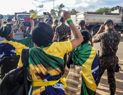 Manifestantes golpistas protestam contra tentativa de desmonte de acampamento em frente ao Quartel General do Exército em Brasília - 