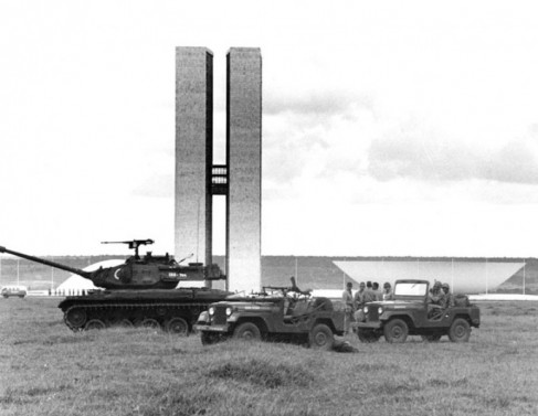 Tanques de guerra em Brasília - golpes militares se repetem na história do Brasil. 