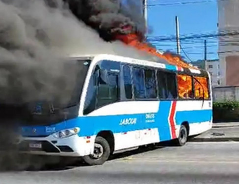 Ônibus é incendiado após sobrinho de Zinho ser morto em troca de tiros com a polícia